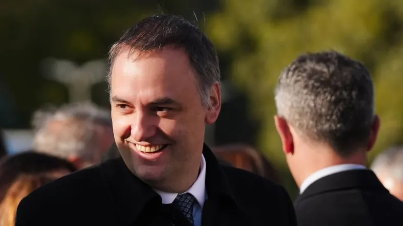 Adorni sin cargo en el gobierno pero con custodia oficial