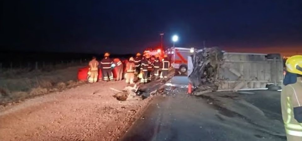 Choque fatal en Córdoba: dos muertos y más de 15 heridos