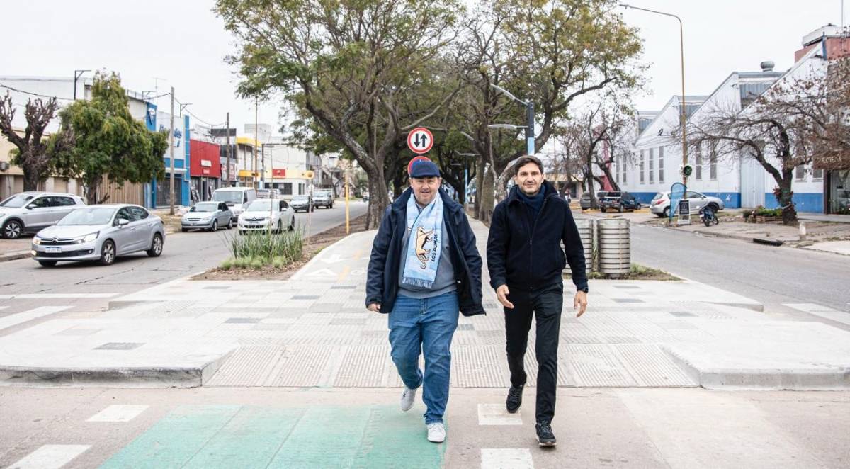  El intendente de Santa Fe y el gobernador recorren el nuevo espacio remodelado.