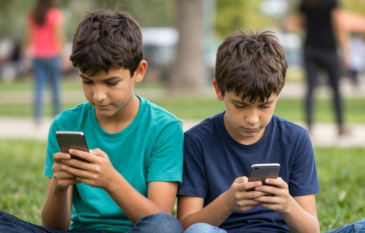 Francia prohíbe las redes sociales a los menores de 15 años