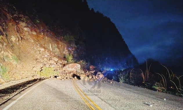 Derrumbe de piedras bloqueó el Camino de los Siete Lagos