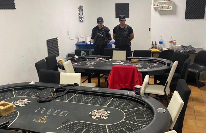 Clausuran un casino ilegal y arrestan a diez personas 