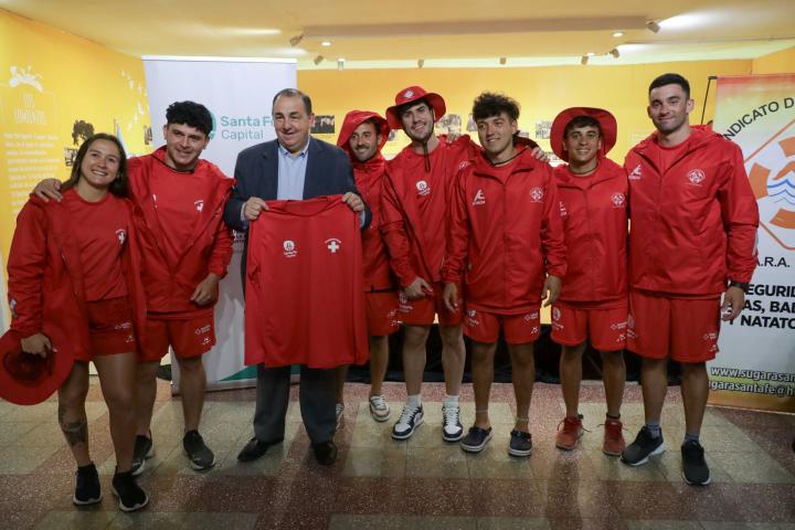 Entregan nueva indumentaria a los guardavidas de Santa Fe