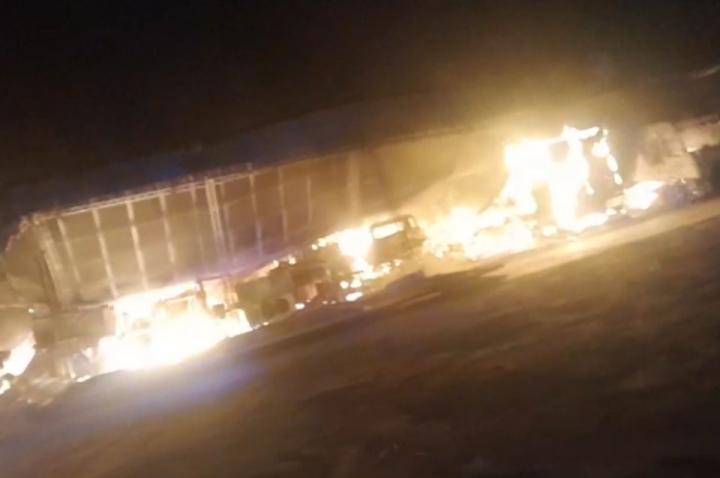 Voraz incendio destruyó un depósito de camiones