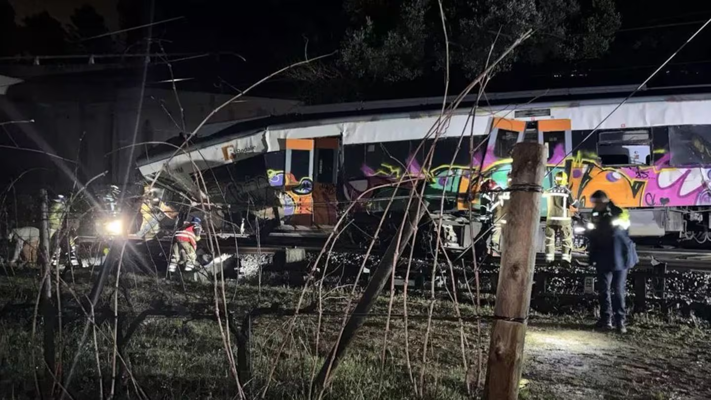 Descarrilan más trenes en España: murió un maquinista 