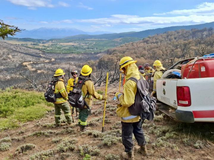 Brigadistas santafesinos contienen focos de incendios en Chubut