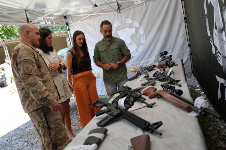 Encuentran un arsenal enterrado y detienen a 3 personas