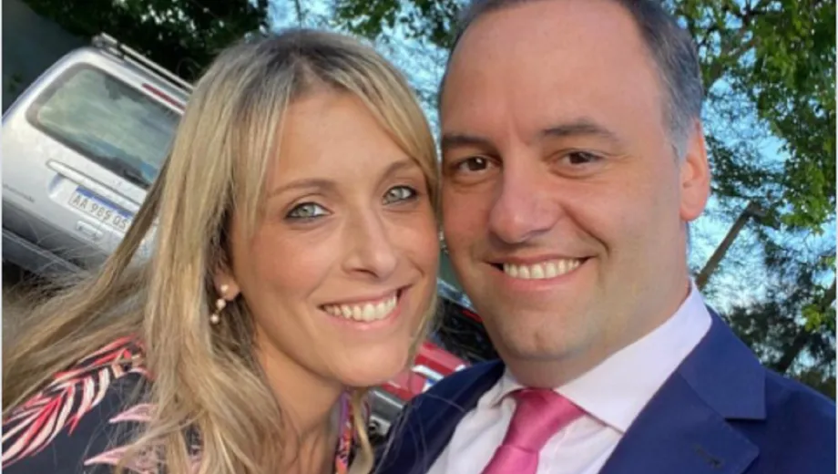 Adorni y su viaje oficial: “Vengo a deslomarme una semana a EE.UU.”