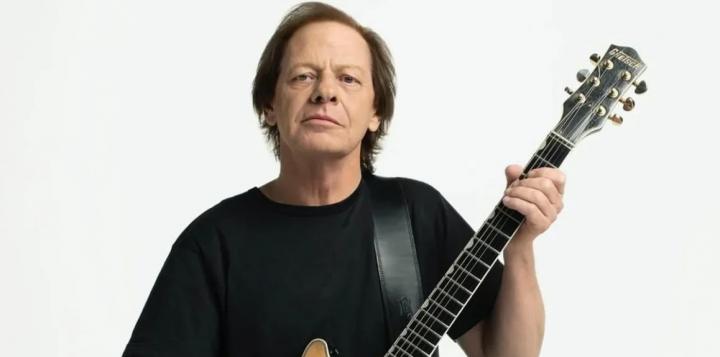 Stevie Young fue internado de urgencia en Buenos Aires