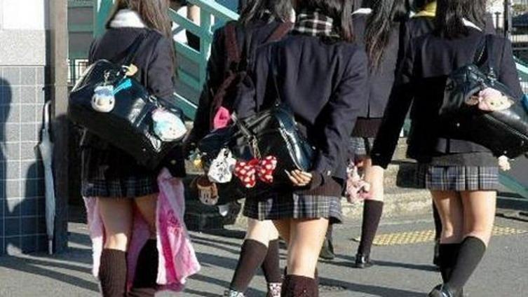 Colegio religioso prohíbe a las alumnas usar polleras