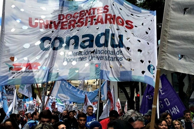 Docentes universitarios vuelven al paro