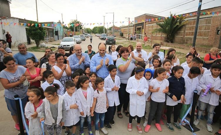 Pavimentan más calles de acceso a escuelas de Santa Fe