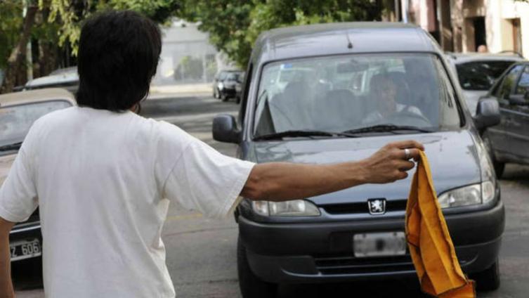 Prohíben por ley a trapitos y limpiavidrios