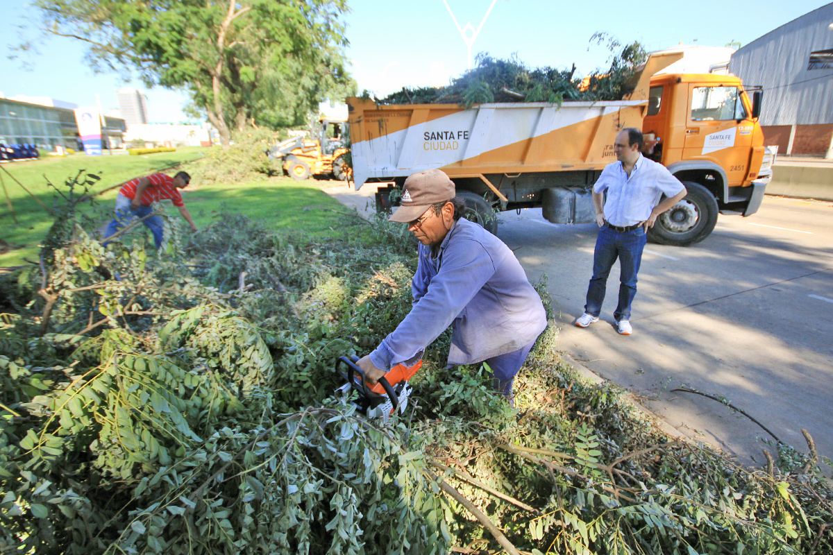 Cuadrillas municipales trabajan aprisa para normalizar Santa Fe