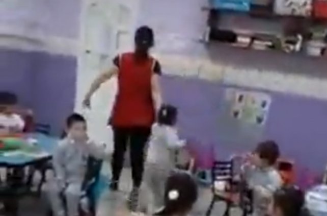 Separan a una maestra por malos tratos