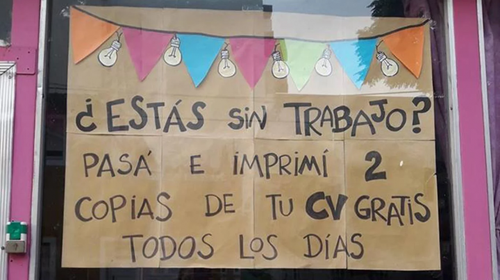 Imprimen currículums gratis a la gente que busca trabajo