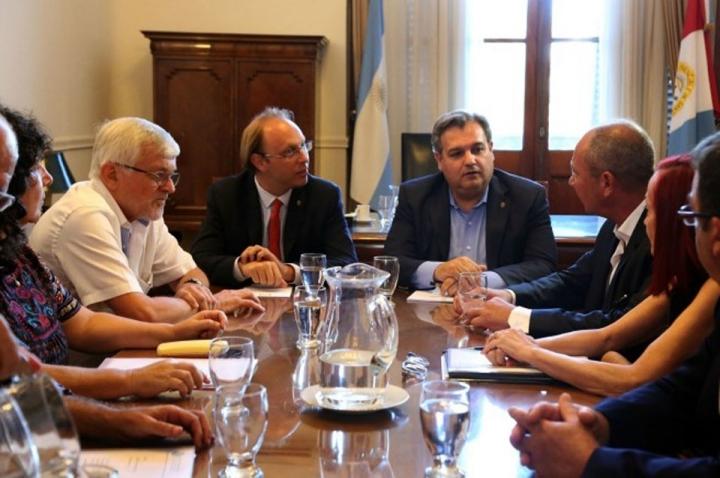 Este martes empiezan las paritarias estatales y docentes