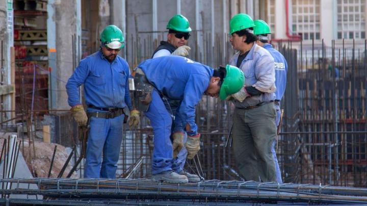 El Gobierno llevó a $ 12.500 el salario mínimo