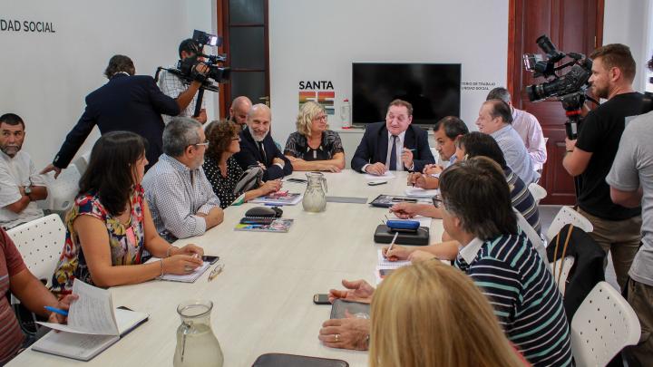 Santa Fe a los estatales y docentes: 10 % de aumento y cláusula gatillo
