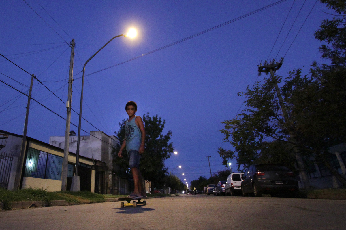 Se ilumina barrio San Martín con más obras de alumbrado