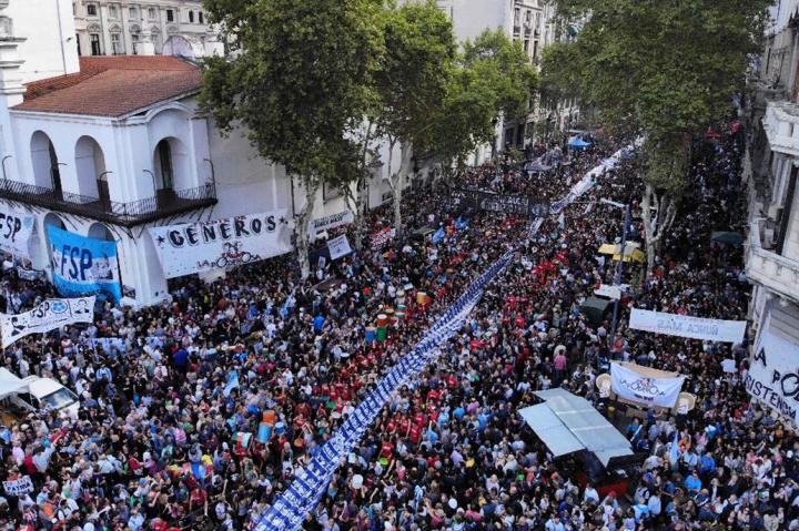 Una multitud marchó a 43 años del golpe militar de 1976