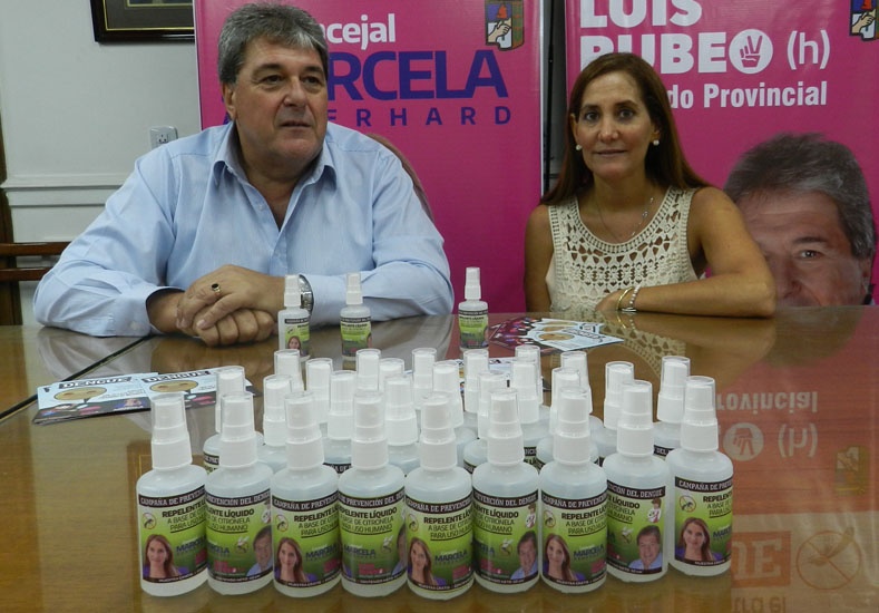 Etiquetas con rostros: reparten repelentes con fotos de políticos