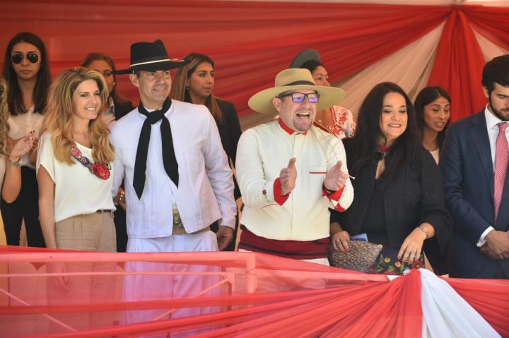 El mandatario salteño, y su esposa Isabel Macedo, en los actos centrales.