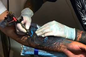 No permitirán el ascenso de policías con tatuajes 