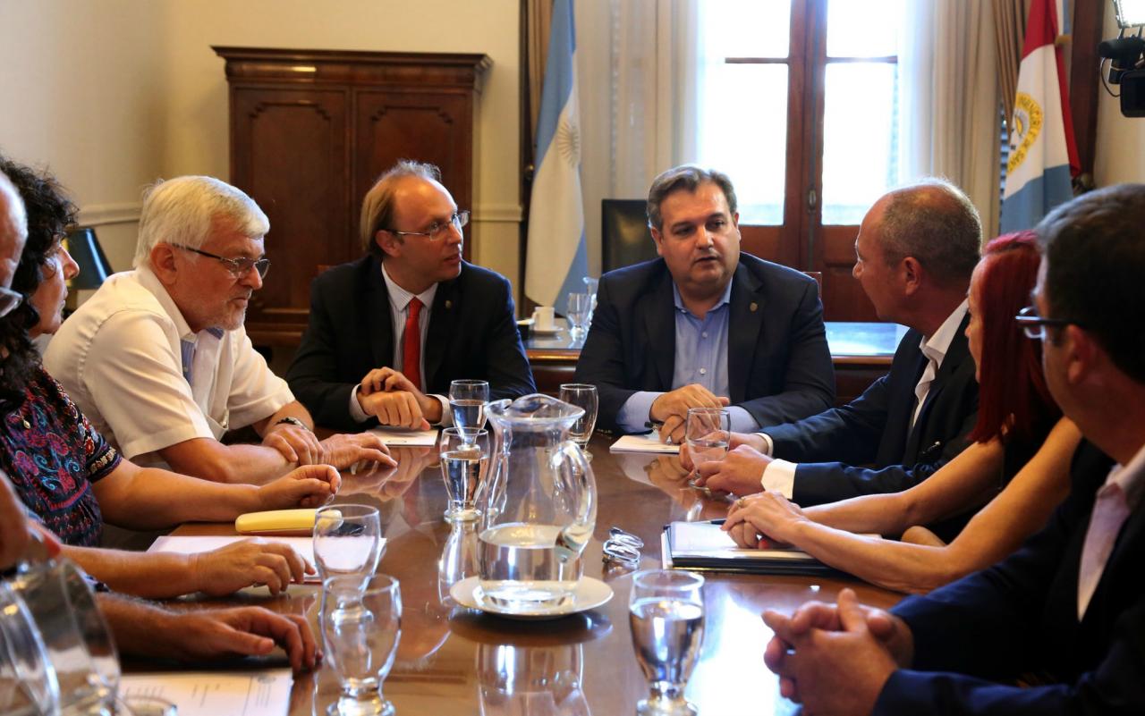 Docentes y estatales se reúnen este jueves con el gobierno