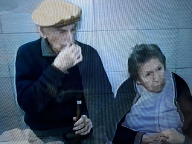 Una pareja de abuelos fue abandonada por su hijo