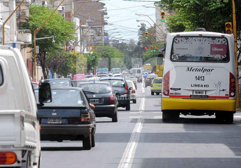 Un carril bien exclusivo: cerraron 26 comercios en calle Rivadavia