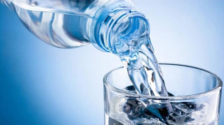 Prohíben la venta de un agua de mesa
