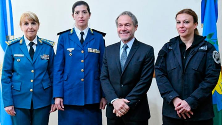 Norma Moracci. Norma Puccia y Liliana Casado, junto al ministro de Justicia bonaerense Gustavo Ferrari.