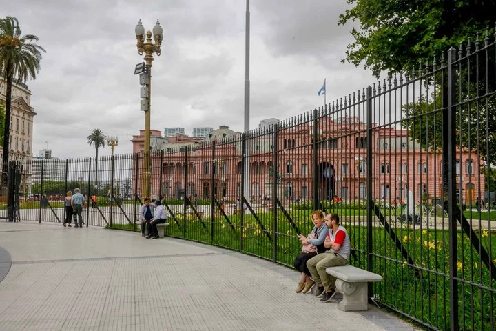 Sacan las rejas de Plaza de Mayo