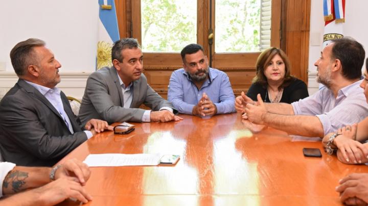 Lanzan un plan de mejoramiento para más de 100 escuelas