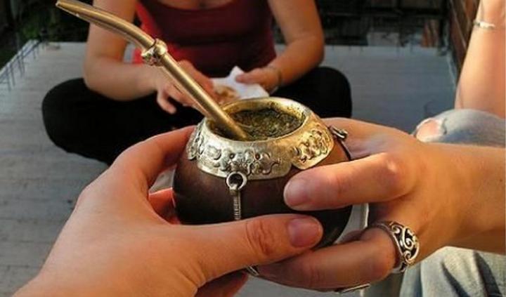 Recomiendan no compartir el mate y evitar besos
