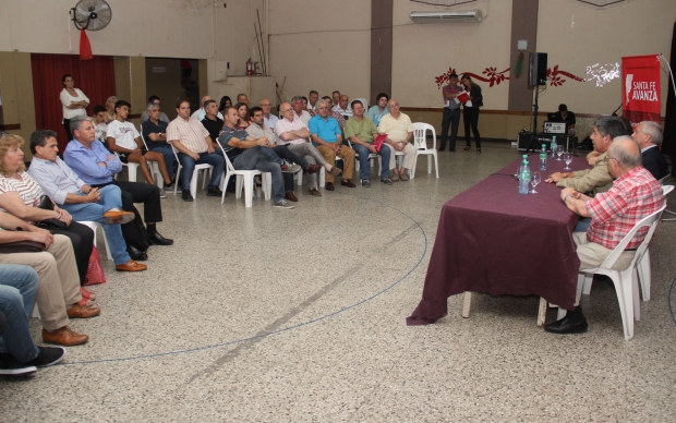 Durante el acto de entrega de aportes