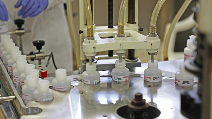 El LIF ya produce miles de litros de alcohol en gel
