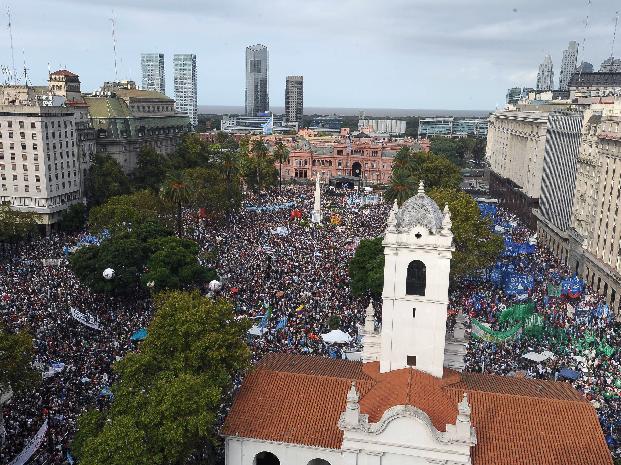Una multitud copó la Plaza de Mayo