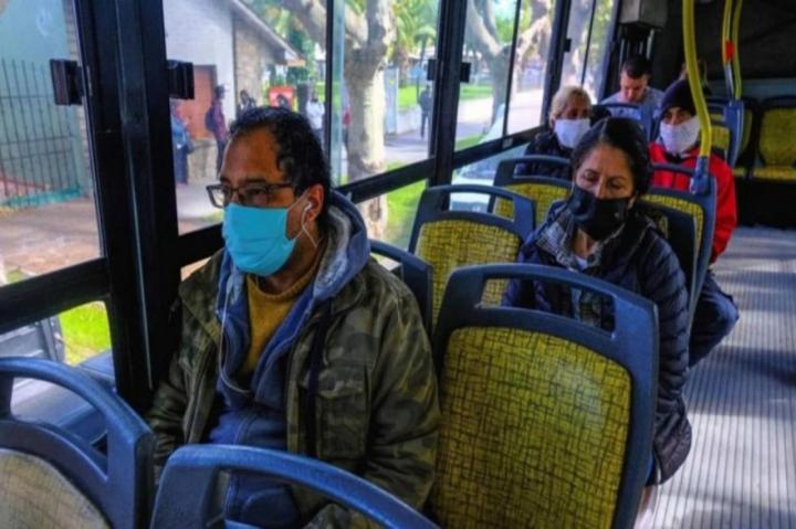 Es obligatorio el tapabocas en autos y trenes
