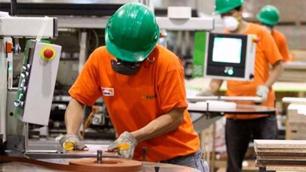 El Estado pagará el 50 % de los salarios a empresas privadas