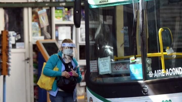 Colectivos: sin cortinas y con un 60 % de pasajeros