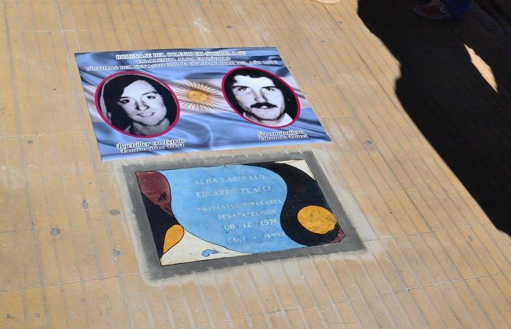 Colocaron baldosas en memoria de tres desaparecidos