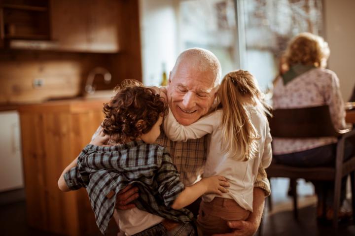 San Guillermo: permiten reunir abuelos con sus nietos