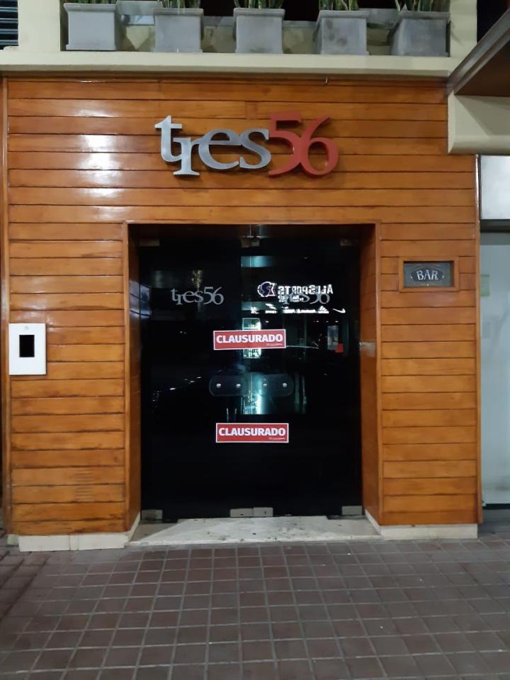 ¿Funcionaria de Educación en fiesta clandestina? 