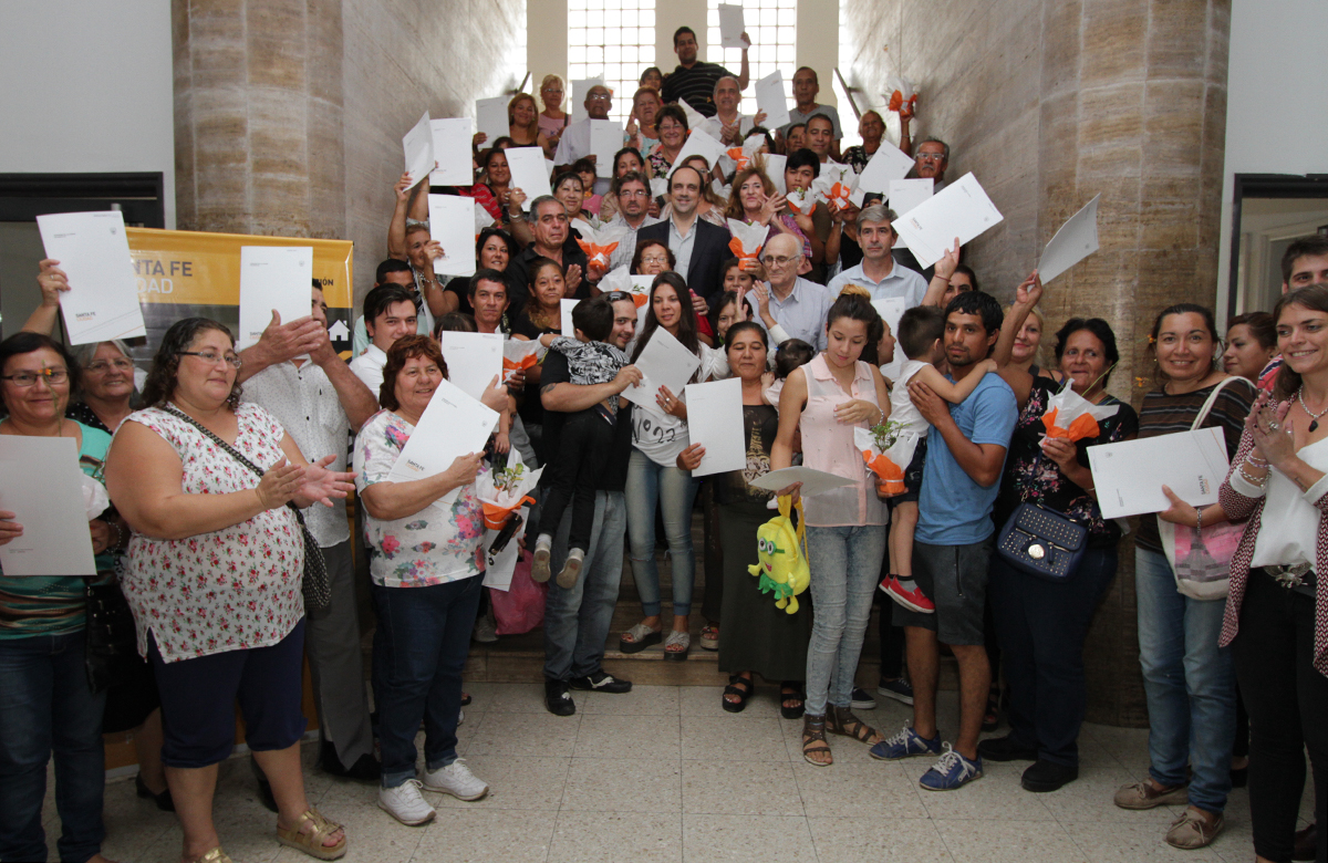 Vecinos de 15 barrios son propietarios de sus viviendas