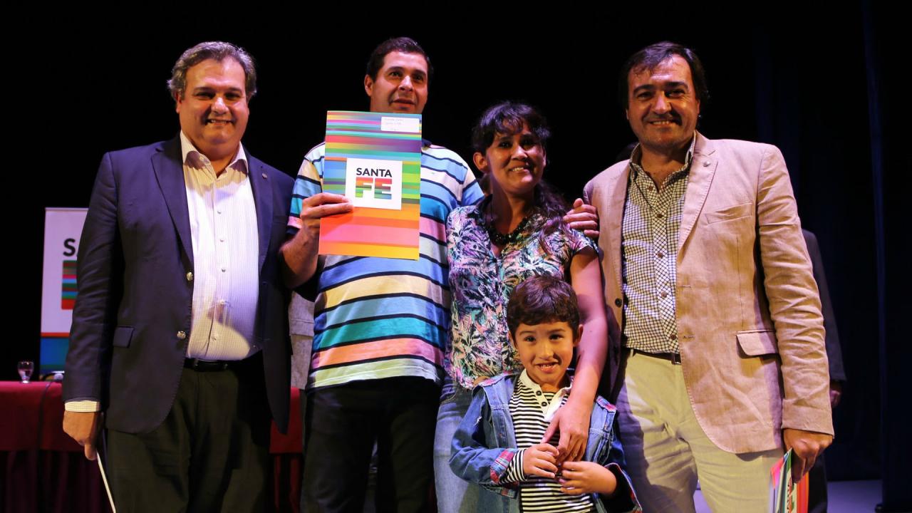 Cien días de gestión, mil escrituras de viviendas