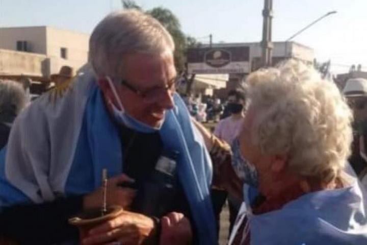 Fue a la marcha del 17A y se contagió de covid