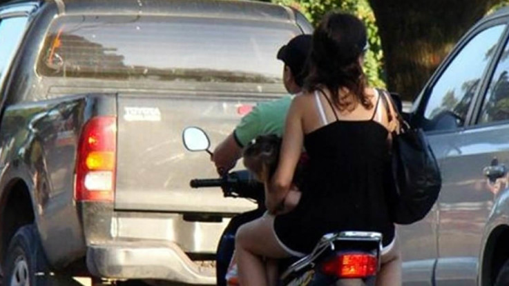 Expulsan a conductores sin casco