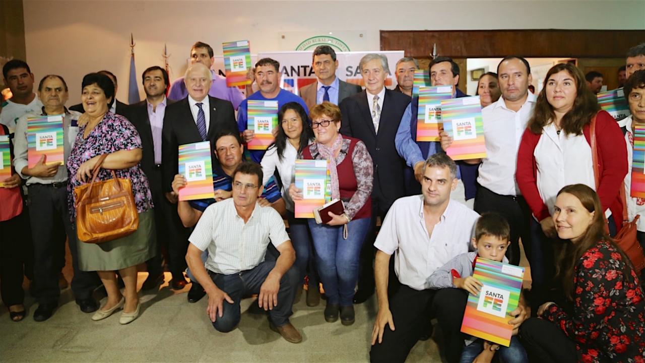 El gobierno sigue con la entrega de escrituras de viviendas